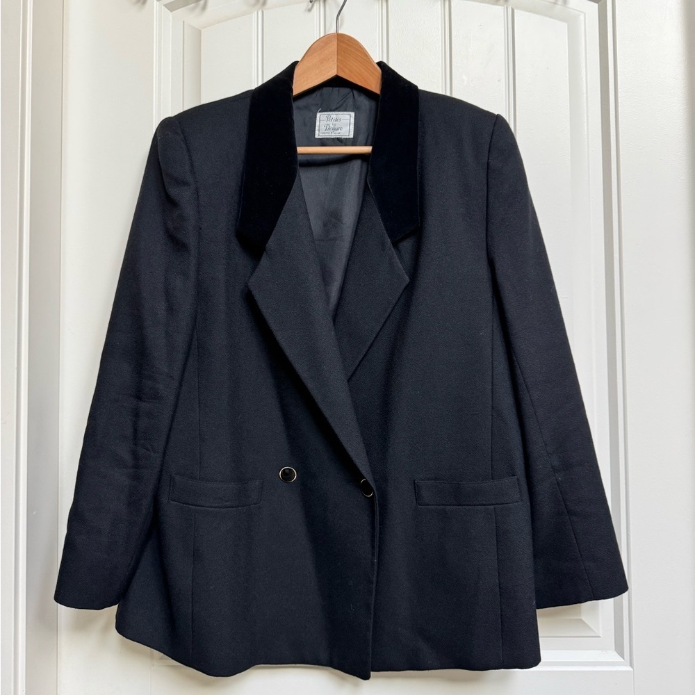 VTG Petite Black Wool Crepe Double Breasted Blazer with Velvet Collar. Fits M/L